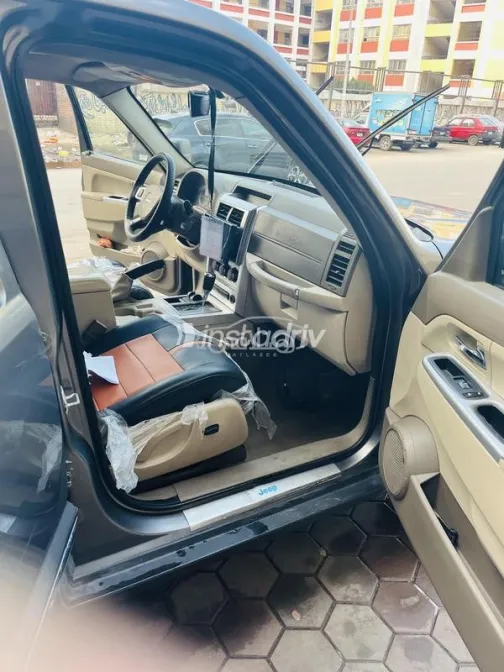 جيب شيروكي 2010 فضي مستعملة للبيع - 7