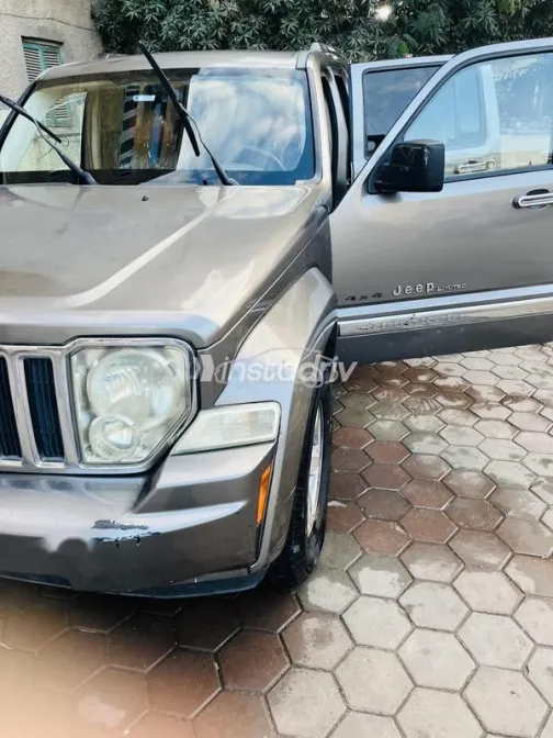 جيب شيروكي 2010 فضي مستعملة للبيع - 8