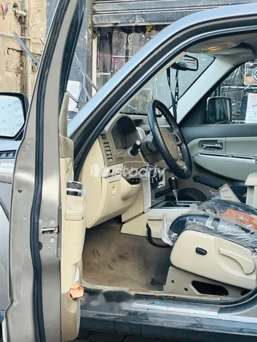 جيب شيروكي 2010 فضي مستعملة للبيع - 9