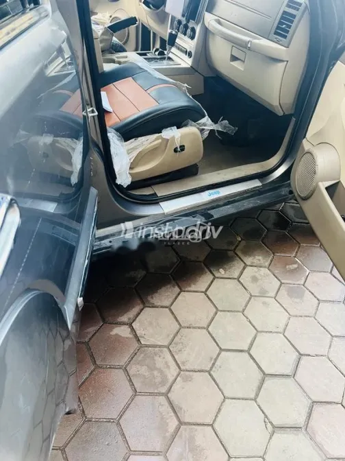 جيب شيروكي 2010 فضي مستعملة للبيع - 10