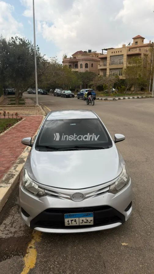 تويوتا ياريس 2015 أبيض مستعملة للبيع - 1