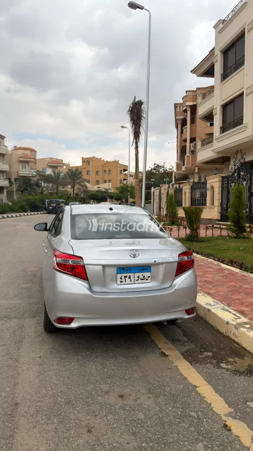 تويوتا ياريس 2015 أبيض مستعملة للبيع - 2