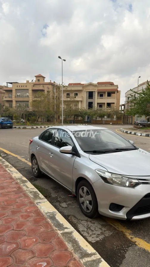 تويوتا ياريس 2015 أبيض مستعملة للبيع - 3