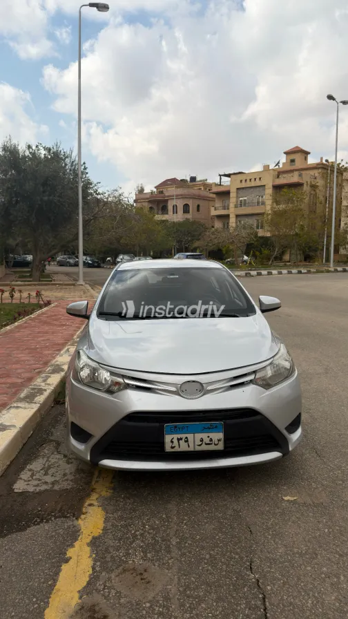 تويوتا ياريس 2015 أبيض مستعملة للبيع - 4