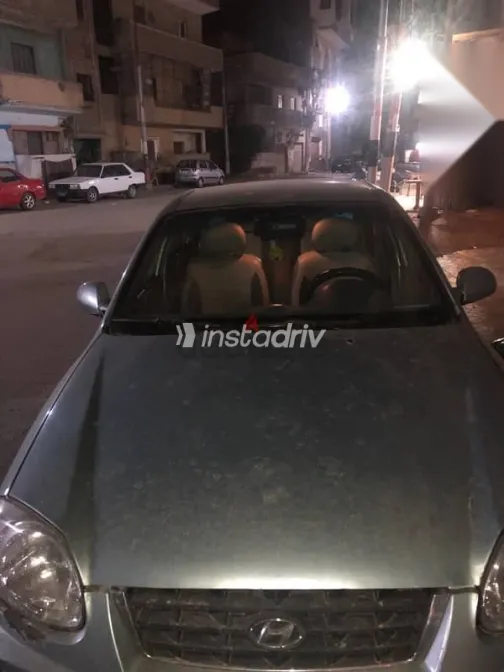 هيونداي فيرنا 2004 أزرق غامق مستعملة للبيع - 1