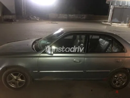 هيونداي فيرنا 2004 أزرق غامق مستعملة للبيع - 2