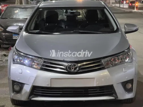 تويوتا كورولا 2014 فضي مستعملة للبيع - 1