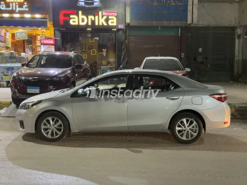 تويوتا كورولا 2014 فضي مستعملة للبيع - 2