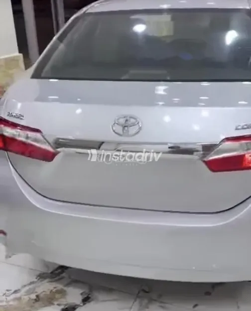 تويوتا كورولا 2014 فضي مستعملة للبيع - 3