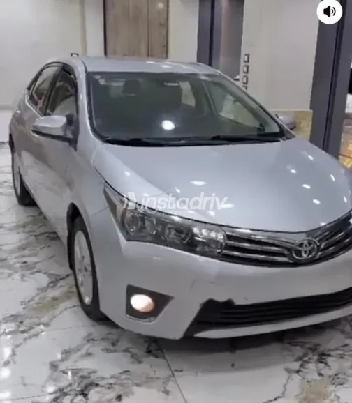 تويوتا كورولا 2014 فضي مستعملة للبيع - 4