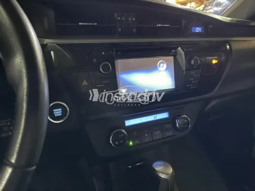 تويوتا كورولا 2014 فضي مستعملة للبيع - 9