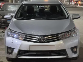 تويوتا كورولا 2014 فضي مستعملة للبيع