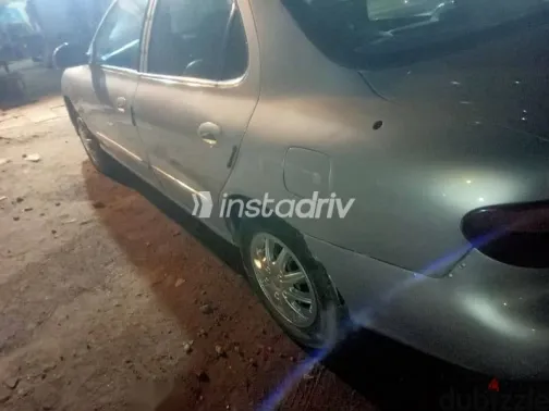 هيونداي إلنترا 1998 فضي مستعملة للبيع - 8