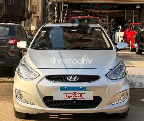 هيونداي اكسنت RB 2025 فضي مستعملة للبيع - 1