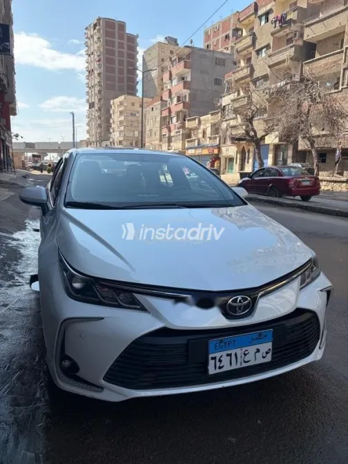 تويوتا كورولا 2022 أبيض مستعملة للبيع - 1