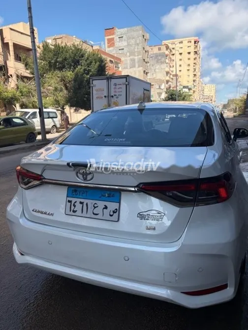 تويوتا كورولا 2022 أبيض مستعملة للبيع - 2