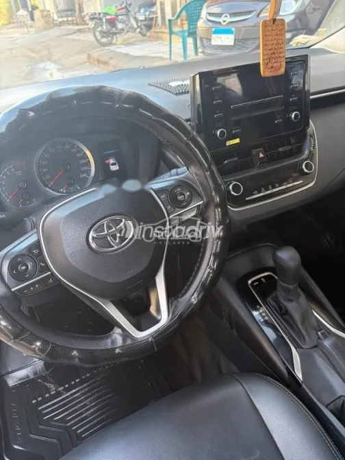 تويوتا كورولا 2022 أبيض مستعملة للبيع - 3