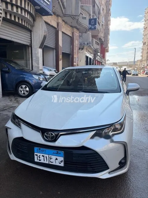 تويوتا كورولا 2022 أبيض مستعملة للبيع - 4