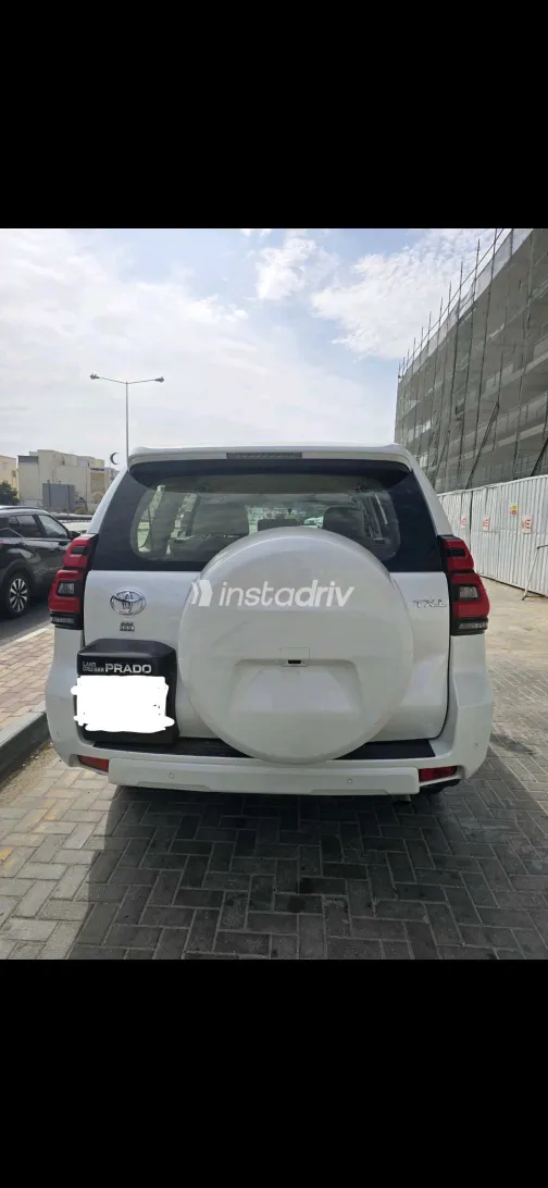 تويوتا برادو 2023 أبيض مستعملة للبيع - 2