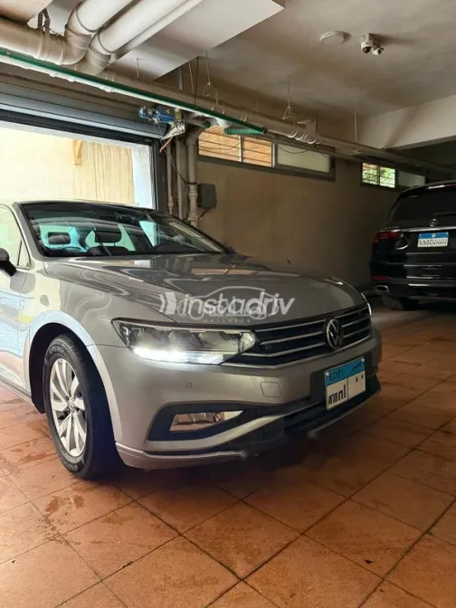 فولكس فاغن باسات 2022 أبيض مستعملة للبيع - 1