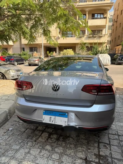 فولكس فاغن باسات 2022 أبيض مستعملة للبيع - 4