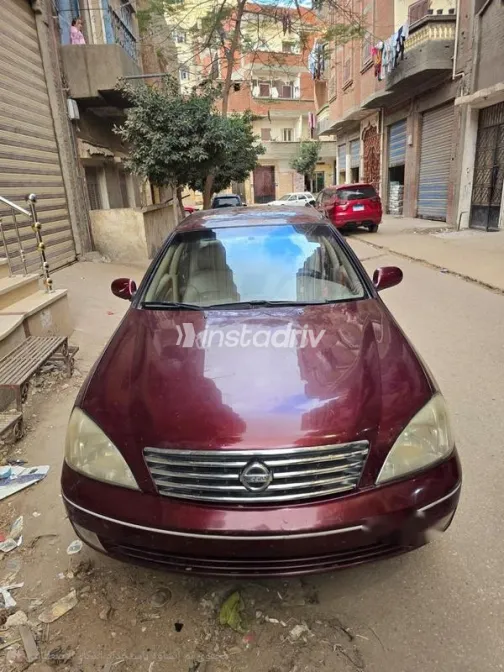 نيسان صنى 2010 أحمر غامق مستعملة للبيع - 1