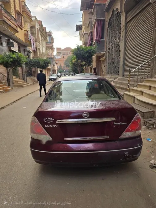 نيسان صنى 2010 أحمر غامق مستعملة للبيع - 2
