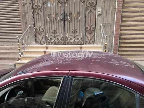 نيسان صنى 2010 أحمر غامق مستعملة للبيع - 4