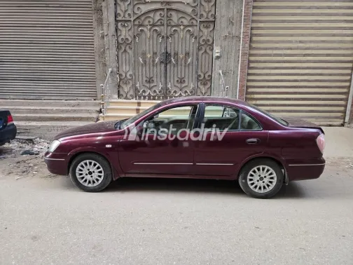 نيسان صنى 2010 أحمر غامق مستعملة للبيع - 9