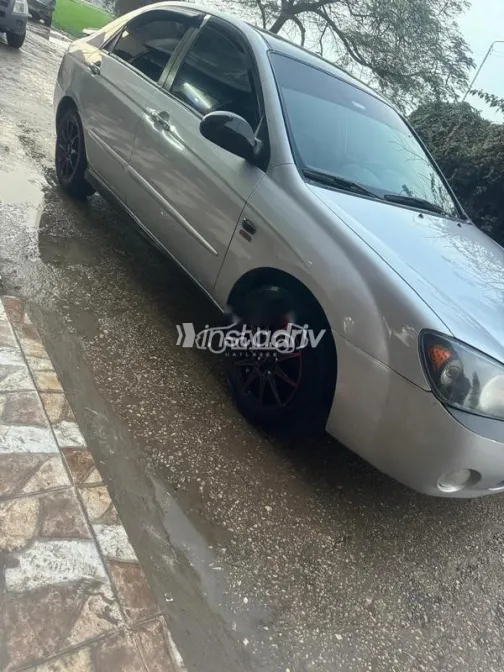 كيا سيراتو 2005 أبيض مستعملة للبيع - 4