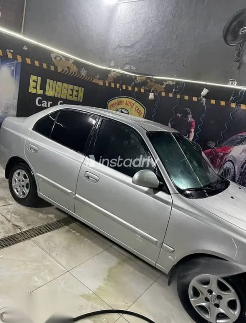 هيونداي فيرنا 2007 فضي مستعملة للبيع - 2