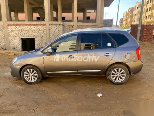 كيا كارينز 2012 فضي مستعملة للبيع - 3