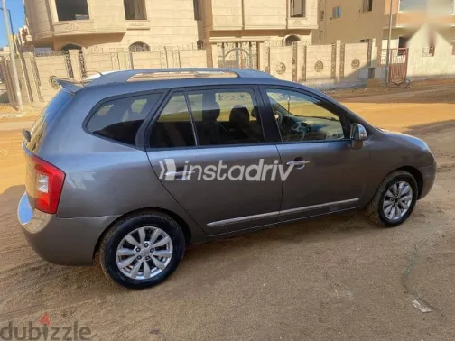 كيا كارينز 2012 فضي مستعملة للبيع - 4