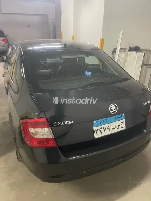 سكودا رابيد 2016 أسود مستعملة للبيع - 4