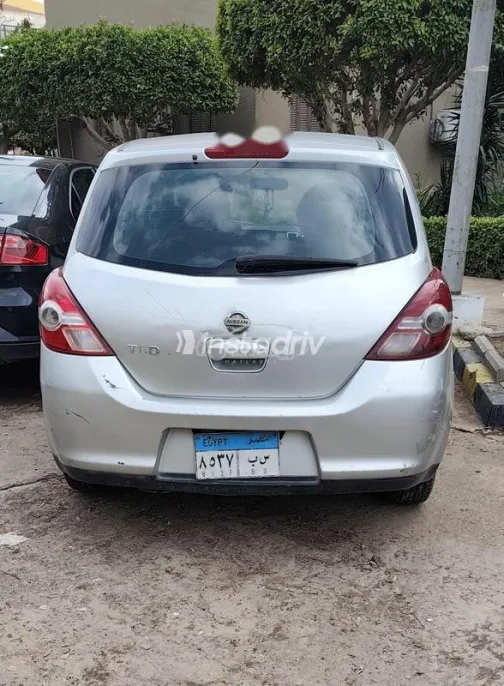 نيسان تيدا 2009 فضي مستعملة للبيع - 6