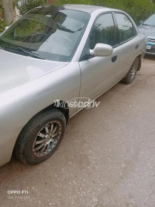 كيا برايد 2001 أبيض مستعملة للبيع - 1