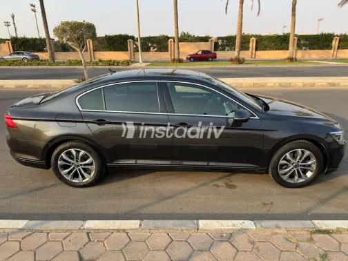 فولكس فاغن باسات 2022 أبيض مستعملة للبيع - 4