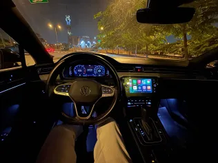 فولكس فاغن باسات 2022 أبيض مستعملة للبيع