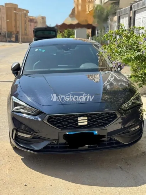 سيات ليون 2022 أزرق غامق مستعملة للبيع - 2