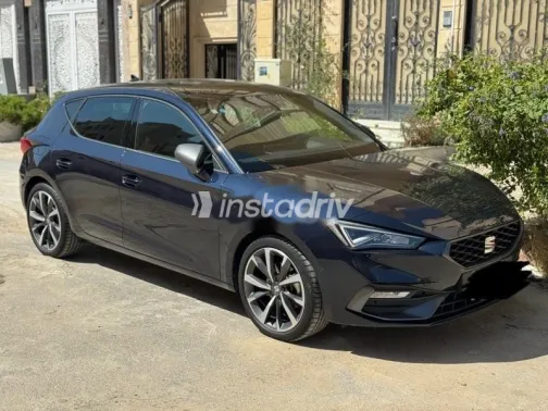 سيات ليون 2022 أزرق غامق مستعملة للبيع - 4