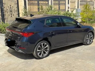 سيات ليون 2022 أزرق غامق مستعملة للبيع