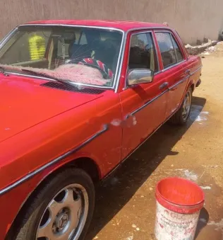 مرسيدس E 230 1979 أحمر مستعملة للبيع