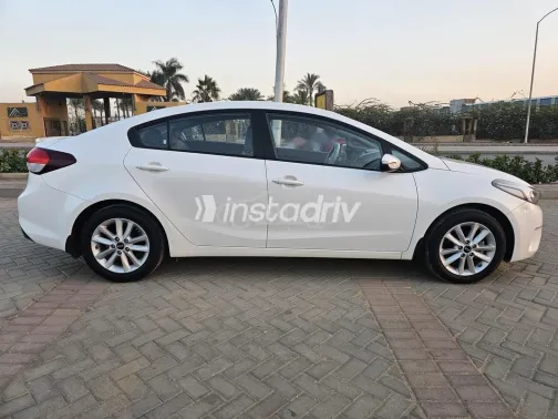 كيا سيراتو 2018 أبيض مستعملة للبيع - 1
