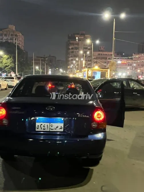 هيونداي فيرنا 2011 أزرق غامق مستعملة للبيع - 2