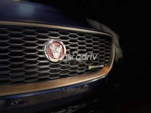 جاكوار XE 2020 أزرق غامق مستعملة للبيع - 4