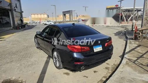 بي ام دبليو 520 2019 أزرق غامق مستعملة للبيع - 2