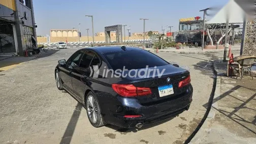 بي ام دبليو 520 2019 أزرق غامق مستعملة للبيع - 4