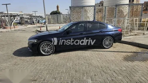 بي ام دبليو 520 2019 أزرق غامق مستعملة للبيع - 7
