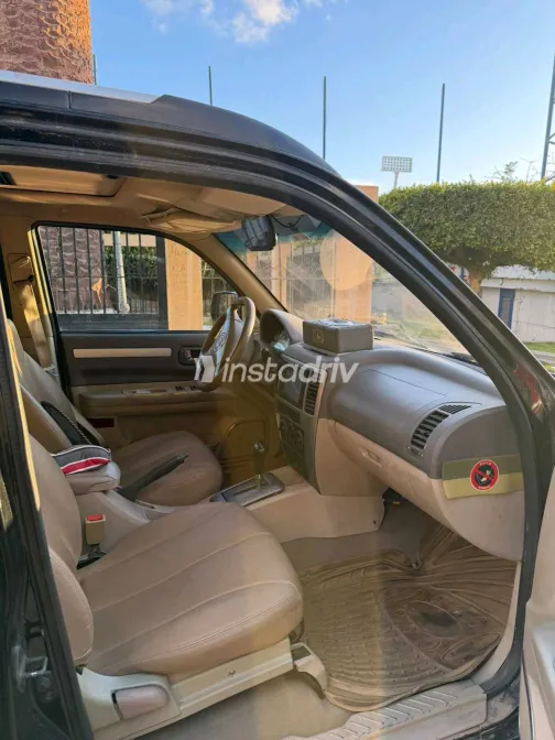 Jeep Commander 2009 White Used for Sale - 9