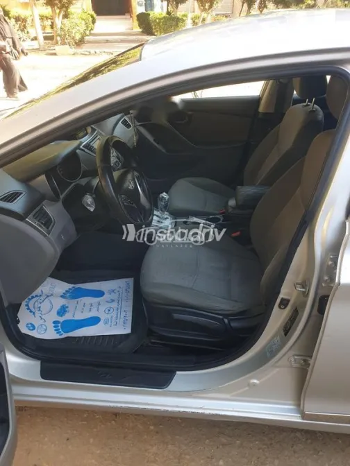 هيونداي إلنترا ام دى 2012 فضي مستعملة للبيع - 3